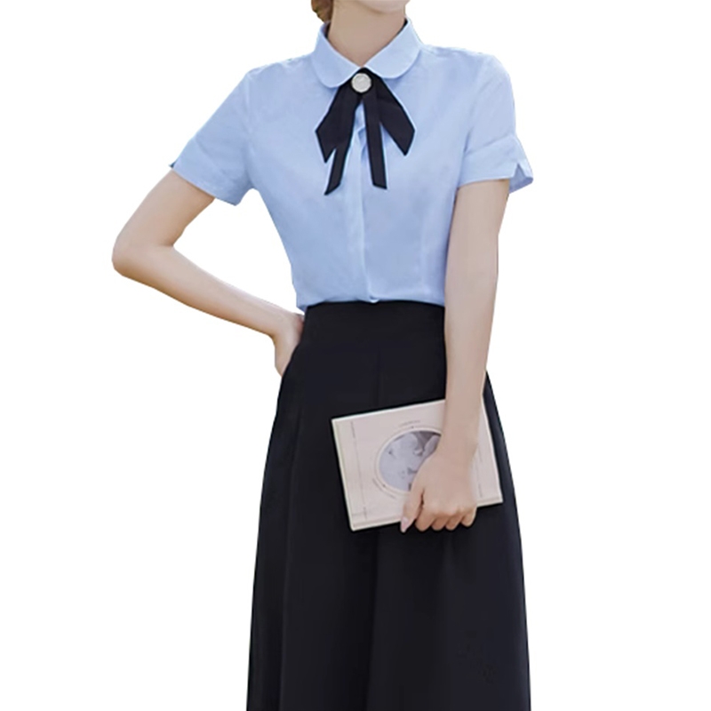 職業教師穿搭首選 淺藍色短袖襯衫與黑色長裙套裝 