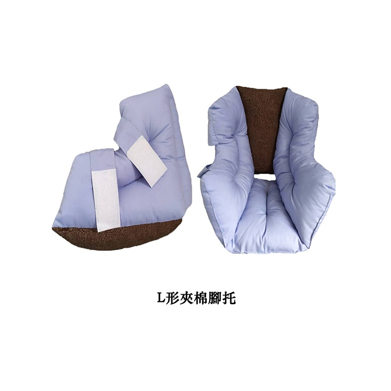 老年人，患者用 L 形夾棉腳託，舒適加墊腳凳，減少腳步壓力